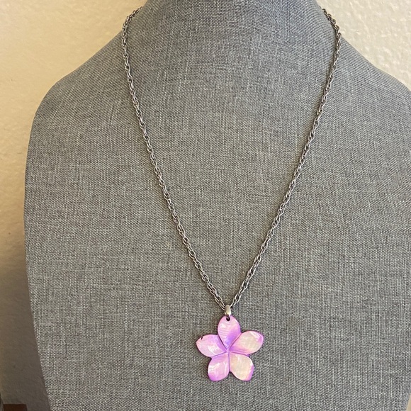Vintage 80s Purple Mother of Pearl Plumeria Pendant Necklace - Picture 1 of 5